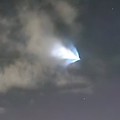 Roket China yang membawa muatan satelit seberat enam ton melesat di atas Queensland dan New South Wales (NSW), Australia. (Facebook/HigginsStormChasing)