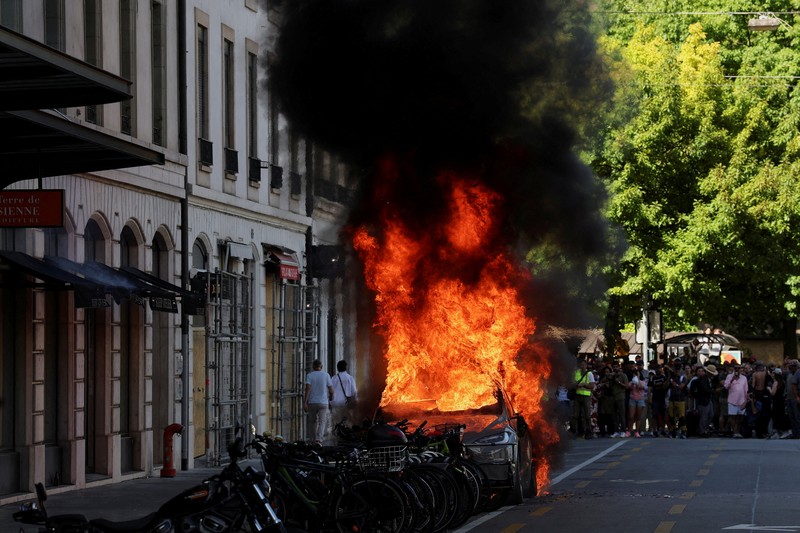 Orang-orang berpartisipasi dalam protes menentang KTT G7 yang akan datang di Evian-les-Bains di Prancis, di Jenewa, Swiss, 14 Juni 2026. (REUTERS/Umit Bektas)