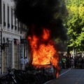 Sebuah mobil Tesla terbakar saat protes menentang KTT G7 mendatang di Evian-les-Bains, Prancis, di Jenewa, Swiss, 14 Juni 2026. (REUTERS/Umit Bektas)