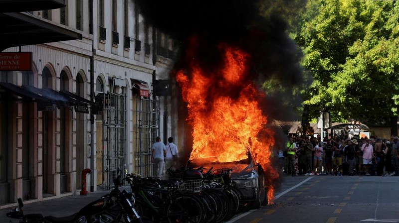 Sebuah mobil Tesla terbakar saat protes menentang KTT G7 mendatang di Evian-les-Bains, Prancis, di Jenewa, Swiss, 14 Juni 2026.