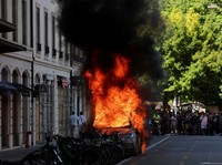 Sebuah mobil Tesla terbakar saat protes menentang KTT G7 mendatang di Evian-les-Bains, Prancis, di Jenewa, Swiss, 14 Juni 2026. (REUTERS/Umit Bektas)
