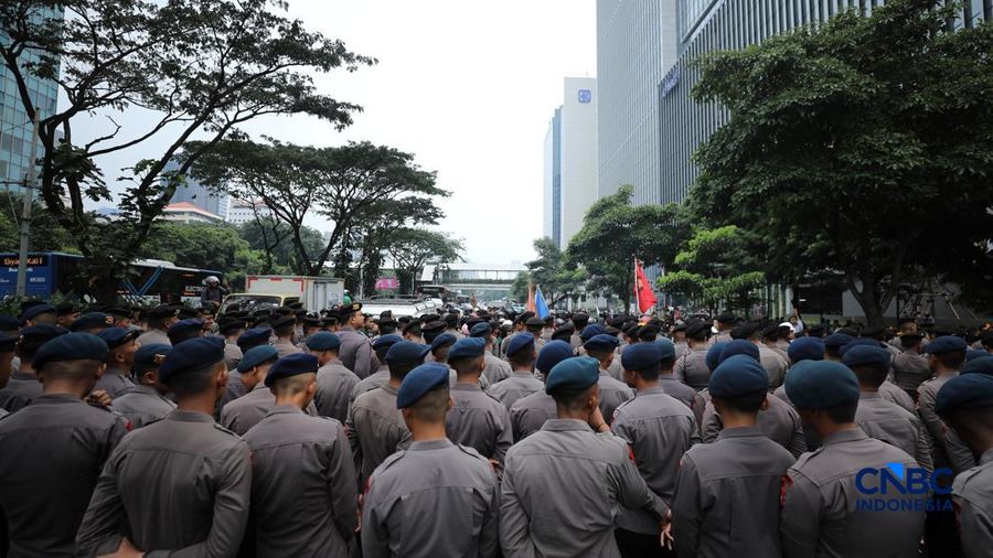 Sekelompok aparat kepolisian berjaga saat demo di kawasan Tosari-Sudirman, Jakarta, Senin (15/6/2026). (CNBC Indonesia/Tri Susilo)
