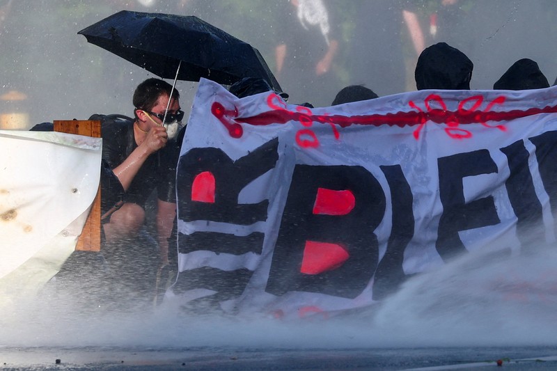 Orang-orang berpartisipasi dalam protes menentang KTT G7 yang akan datang di Evian-les-Bains di Prancis, di Jenewa, Swiss, 14 Juni 2026. (REUTERS/Umit Bektas)