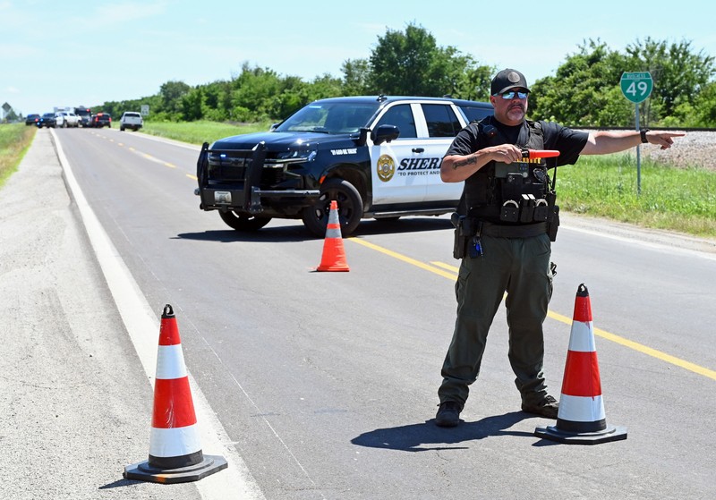 Petugas pemadam kebakaran bekerja di lokasi kecelakaan pesawat di Butler, Missouri, AS, 14 Juni 2026, dalam gambar diam yang diambil dari sebuah video. (Mid America Live News/Handout via REUTERS)