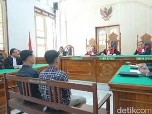 Beli Pertalite 25 Liter Pakai Jeriken, 2 Pria di Medan Dituntut 5 Bulan Bui