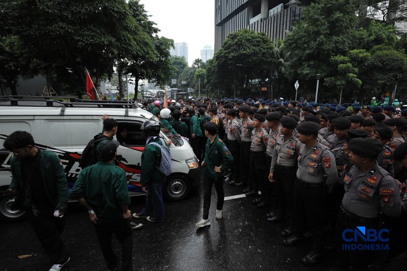 Suasana kemacetan di kawasan Tosari-Sudirman, Jakarta, Senin (15/6/2026). (CNBC Indonesia/Tri Susilo)