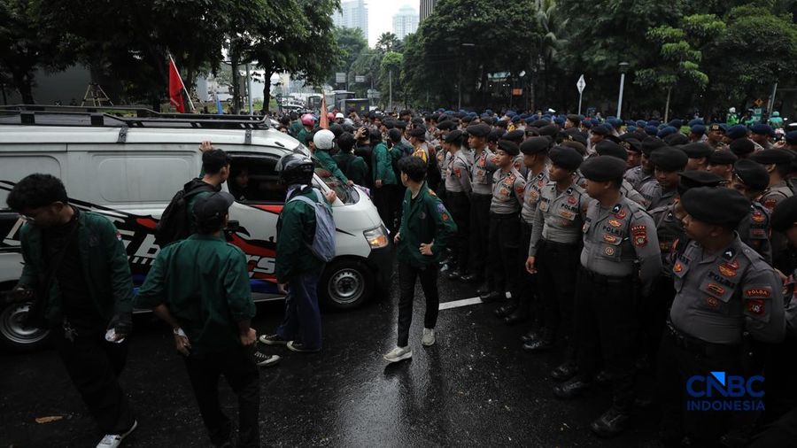 Suasana kemacetan di kawasan Tosari-Sudirman, Jakarta, Senin (15/6/2026). (CNBC Indonesia/Tri Susilo)