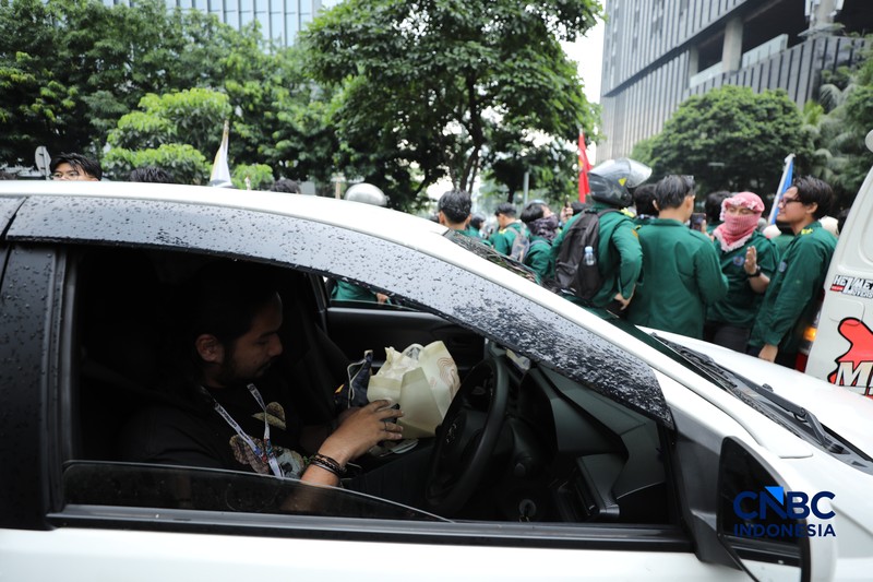 Suasana kemacetan di kawasan Tosari-Sudirman, Jakarta, Senin (15/6/2026). (CNBC Indonesia/Tri Susilo)