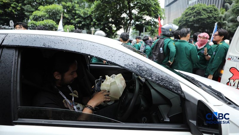 Suasana kemacetan di kawasan Tosari-Sudirman, Jakarta, Senin (15/6/2026). (CNBC Indonesia/Tri Susilo)