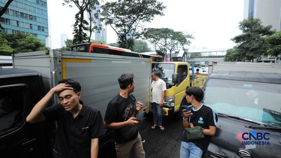 Suasana kemacetan di kawasan Tosari-Sudirman, Jakarta, Senin (15/6/2026). (CNBC Indonesia/Tri Susilo)