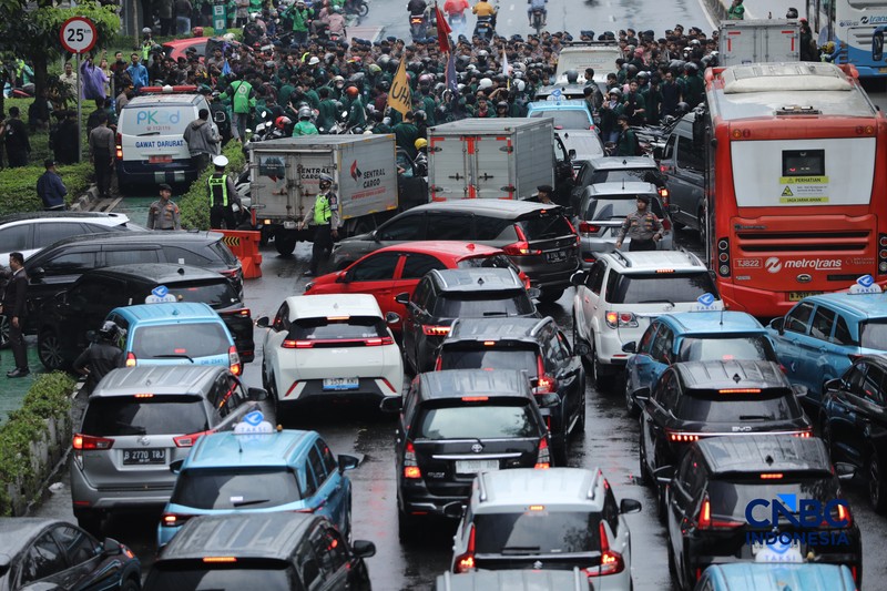 Suasana kemacetan di kawasan Tosari-Sudirman, Jakarta, Senin (15/6/2026). (CNBC Indonesia/Tri Susilo)