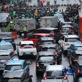 Suasana kemacetan di kawasan Tosari-Sudirman, Jakarta, Senin (15/6/2026). (CNBC Indonesia/Tri Susilo)