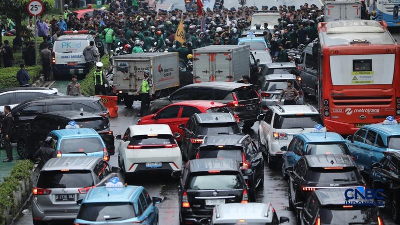 Suasana kemacetan di kawasan Tosari-Sudirman, Jakarta, Senin (15/6/2026). (CNBC Indonesia/Tri Susilo)