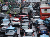 Suasana kemacetan di kawasan Tosari-Sudirman, Jakarta, Senin (15/6/2026). (CNBC Indonesia/Tri Susilo)