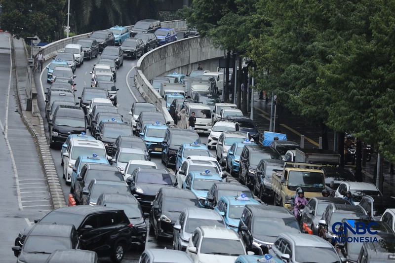 Suasana kemacetan di kawasan Tosari-Sudirman, Jakarta, Senin (15/6/2026). (CNBC Indonesia/Tri Susilo)