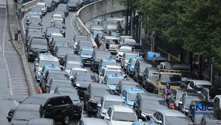 Suasana kemacetan di kawasan Tosari-Sudirman, Jakarta, Senin (15/6/2026). (CNBC Indonesia/Tri Susilo)
