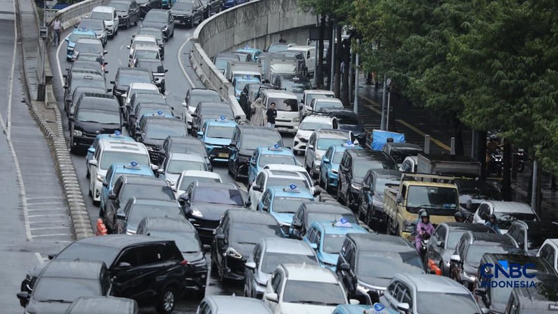 Suasana kemacetan di kawasan Tosari-Sudirman, Jakarta, Senin (15/6/2026). (CNBC Indonesia/Tri Susilo)