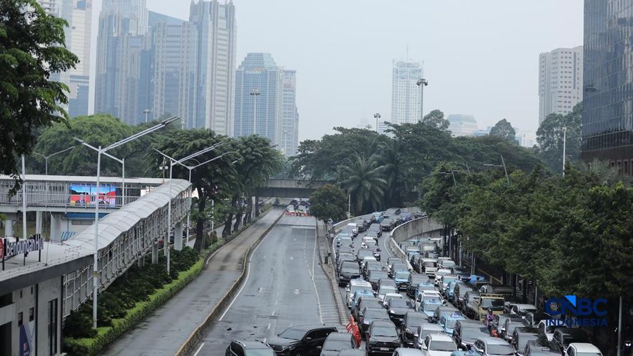 Suasana kemacetan di kawasan Tosari-Sudirman, Jakarta, Senin (15/6/2026). (CNBC Indonesia/Tri Susilo)