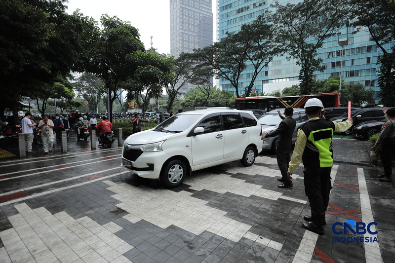 Suasana kemacetan di kawasan Tosari-Sudirman, Jakarta, Senin (15/6/2026). (CNBC Indonesia/Tri Susilo)