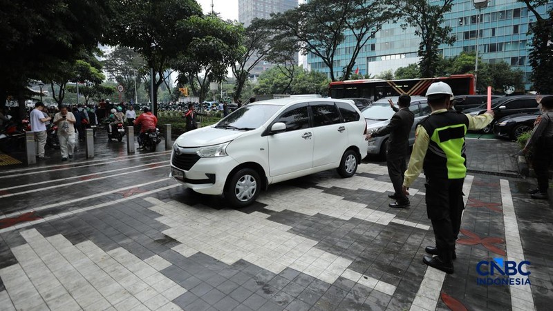 Suasana kemacetan di kawasan Tosari-Sudirman, Jakarta, Senin (15/6/2026). (CNBC Indonesia/Tri Susilo)