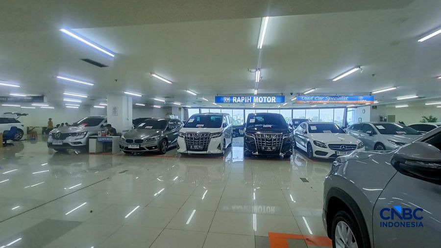 Suasana penjualan mobil bekas di MGK Kemayoran, Jakarta,  Senin (15/6/2026). (CNBC Indonesia/Ferry Sandi)