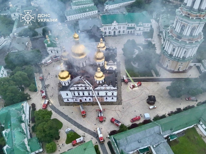 Petugas pemadam kebakaran berupaya memadamkan api di Katedral Dormisi Kyiv Pechersk Lavra, yang terkena serangan rudal dan drone Rusia, di tengah serangan Rusia terhadap Ukraina, di Kyiv, Ukraina, 15 Juni 2026. REUTERS/Valentyn Ogirenko