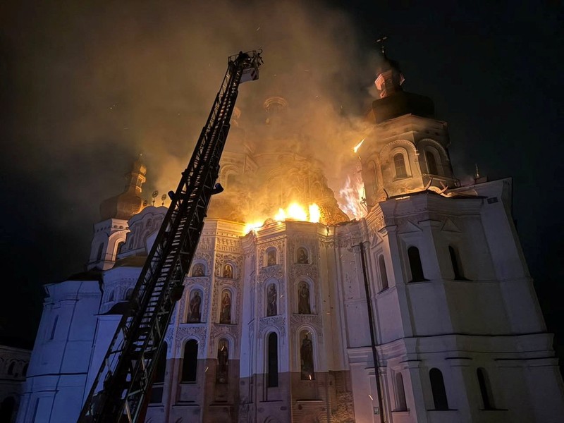 Petugas pemadam kebakaran berupaya memadamkan api di Katedral Dormisi Kyiv Pechersk Lavra, yang terkena serangan rudal dan drone Rusia, di tengah serangan Rusia terhadap Ukraina, di Kyiv, Ukraina, 15 Juni 2026. REUTERS/Valentyn Ogirenko