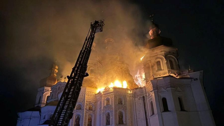 Petugas pemadam kebakaran berupaya memadamkan api di Katedral Dormisi Kyiv Pechersk Lavra, yang terkena serangan rudal dan drone Rusia, di tengah serangan Rusia terhadap Ukraina, di Kyiv, Ukraina, 15 Juni 2026. REUTERS/Valentyn Ogirenko