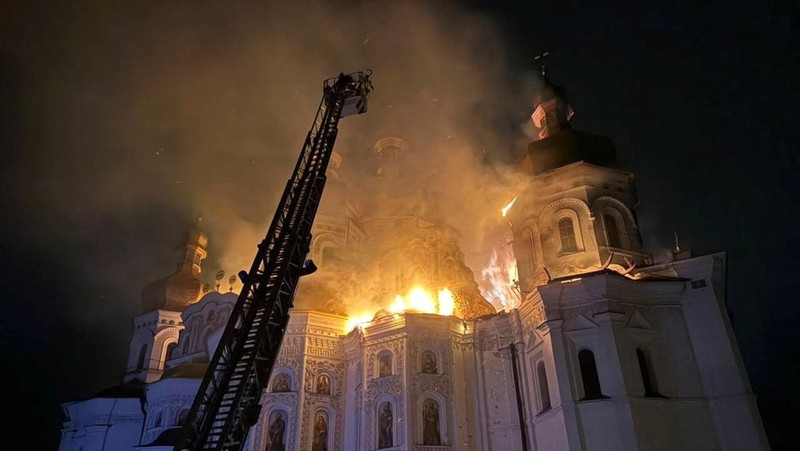Petugas pemadam kebakaran berupaya memadamkan api di Katedral Dormisi Kyiv Pechersk Lavra, yang terkena serangan rudal dan drone Rusia, di tengah serangan Rusia terhadap Ukraina, di Kyiv, Ukraina, 15 Juni 2026. REUTERS/Valentyn Ogirenko