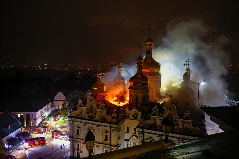 Petugas pemadam kebakaran berupaya memadamkan api di Katedral Dormisi Kyiv Pechersk Lavra, yang terkena serangan rudal dan drone Rusia, di tengah serangan Rusia terhadap Ukraina, di Kyiv, Ukraina, 15 Juni 2026. REUTERS/Valentyn Ogirenko