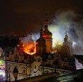 Petugas pemadam kebakaran berupaya memadamkan api di Katedral Dormisi Kyiv Pechersk Lavra, yang terkena serangan rudal dan drone Rusia, di tengah serangan Rusia terhadap Ukraina, di Kyiv, Ukraina, 15 Juni 2026. REUTERS/Valentyn Ogirenko