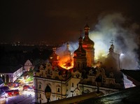 Petugas pemadam kebakaran berupaya memadamkan api di Katedral Dormisi Kyiv Pechersk Lavra, yang terkena serangan rudal dan drone Rusia, di tengah serangan Rusia terhadap Ukraina, di Kyiv, Ukraina, 15 Juni 2026. REUTERS/Valentyn Ogirenko