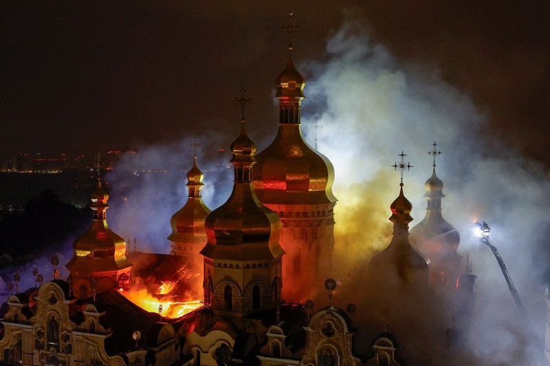Petugas pemadam kebakaran berupaya memadamkan api di Katedral Dormisi Kyiv Pechersk Lavra, yang terkena serangan rudal dan drone Rusia, di tengah serangan Rusia terhadap Ukraina, di Kyiv, Ukraina, 15 Juni 2026. REUTERS/Valentyn Ogirenko