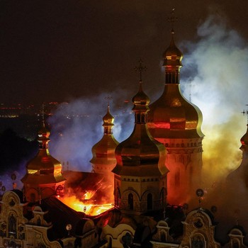 Petugas pemadam kebakaran berupaya memadamkan api di Katedral Dormisi Kyiv Pechersk Lavra, yang terkena serangan rudal dan drone Rusia, di tengah serangan Rusia terhadap Ukraina, di Kyiv, Ukraina, 15 Juni 2026. REUTERS/Valentyn Ogirenko
