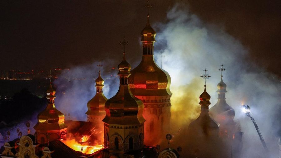 Petugas pemadam kebakaran berupaya memadamkan api di Katedral Dormisi Kyiv Pechersk Lavra, yang terkena serangan rudal dan drone Rusia, di tengah serangan Rusia terhadap Ukraina, di Kyiv, Ukraina, 15 Juni 2026. REUTERS/Valentyn Ogirenko