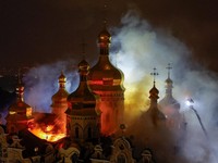 Petugas pemadam kebakaran berupaya memadamkan api di Katedral Dormisi Kyiv Pechersk Lavra, yang terkena serangan rudal dan drone Rusia, di tengah serangan Rusia terhadap Ukraina, di Kyiv, Ukraina, 15 Juni 2026. REUTERS/Valentyn Ogirenko