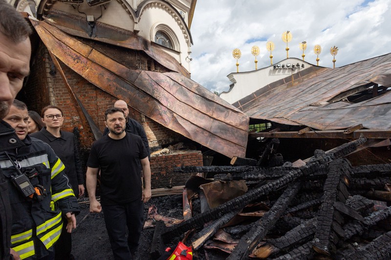 Petugas pemadam kebakaran berupaya memadamkan api di Katedral Dormisi Kyiv Pechersk Lavra, yang terkena serangan rudal dan drone Rusia, di tengah serangan Rusia terhadap Ukraina, di Kyiv, Ukraina, 15 Juni 2026. REUTERS/Valentyn Ogirenko