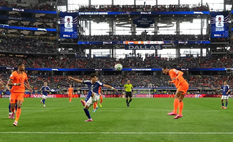 Kapten Belanda, Virgil van Dijk, meninggalkan lapangan dengan ekspresi kecewa setelah pertandingan Grup F Piala Dunia FIFA 2026 antara Belanda dan Jepang berakhir imbang di Dallas Stadium, Arlington, Texas, Amerika Serikat, Minggu (14/6/2026). ()REUTERS/Hannah Mckay)