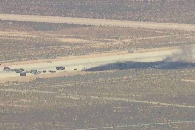 Asap mengepul dari bagian yang menghitam dari Pangkalan Angkatan Udara Edwards setelah jatuhnya pesawat pembom B-52 Angkatan Udara AS di Edwards, California, AS, 15 Juni 2026. (via REUTERS TV)