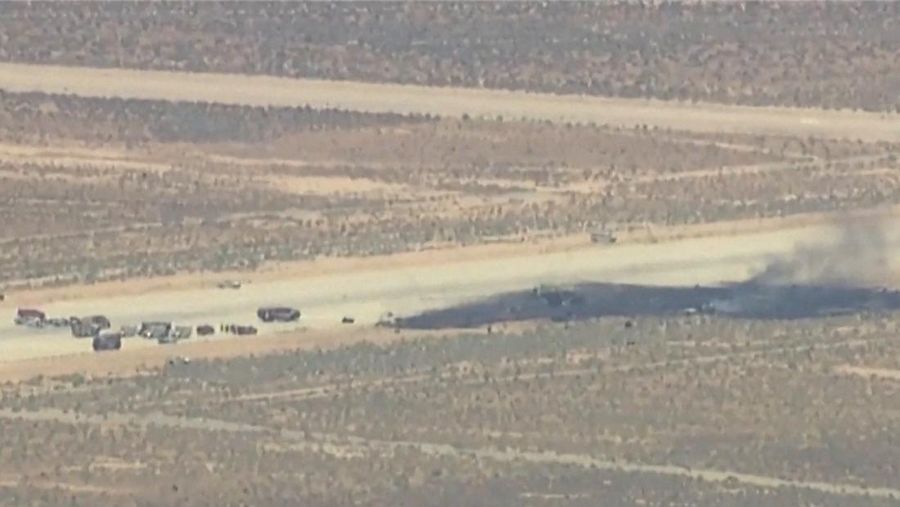 Asap mengepul dari bagian yang menghitam dari Pangkalan Angkatan Udara Edwards setelah jatuhnya pesawat pembom B-52 Angkatan Udara AS di Edwards, California, AS, 15 Juni 2026. (via REUTERS/ABC Affiliate KABC)