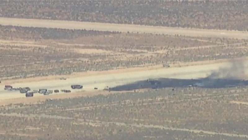 Asap mengepul dari bagian yang menghitam dari Pangkalan Angkatan Udara Edwards setelah jatuhnya pesawat pembom B-52 Angkatan Udara AS di Edwards, California, AS, 15 Juni 2026. (via REUTERS/ABC Affiliate KABC)