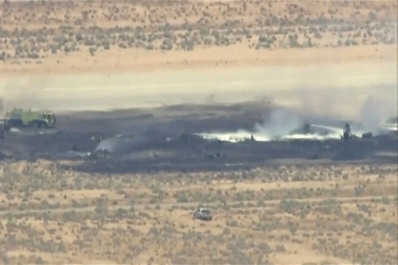 Asap mengepul dari bagian yang menghitam dari Pangkalan Angkatan Udara Edwards setelah jatuhnya pesawat pembom B-52 Angkatan Udara AS di Edwards, California, AS, 15 Juni 2026. (via REUTERS TV)