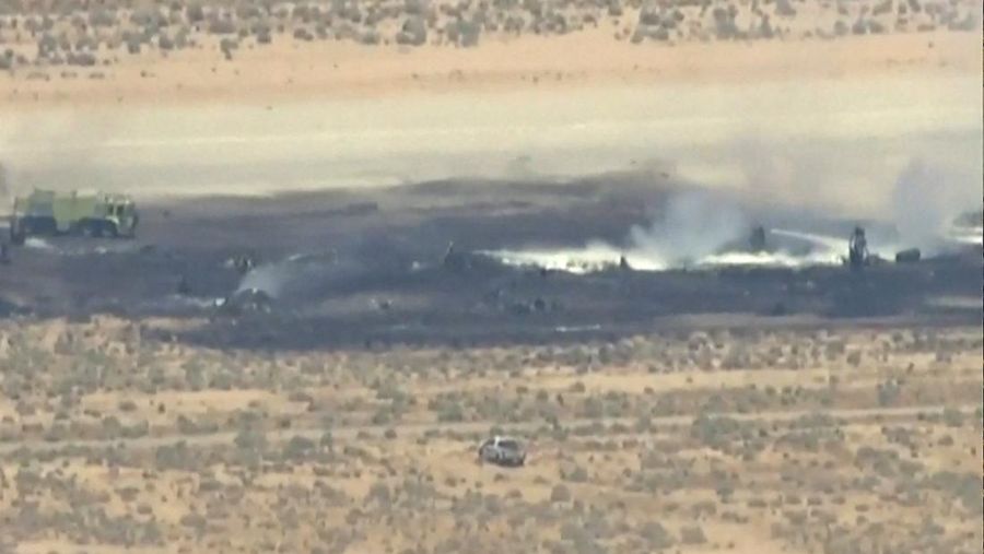 Asap mengepul dari bagian yang menghitam dari Pangkalan Angkatan Udara Edwards setelah jatuhnya pesawat pembom B-52 Angkatan Udara AS di Edwards, California, AS, 15 Juni 2026. (via REUTERS/ABC Affiliate KABC)