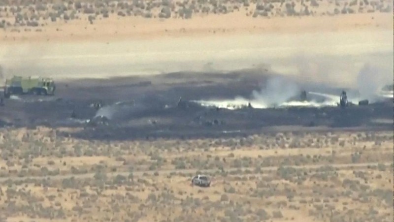 Asap mengepul dari bagian yang menghitam dari Pangkalan Angkatan Udara Edwards setelah jatuhnya pesawat pembom B-52 Angkatan Udara AS di Edwards, California, AS, 15 Juni 2026. (via REUTERS/ABC Affiliate KABC)