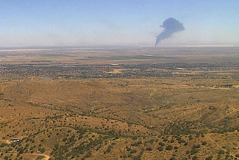 Asap mengepul dari bagian yang menghitam dari Pangkalan Angkatan Udara Edwards setelah jatuhnya pesawat pembom B-52 Angkatan Udara AS di Edwards, California, AS, 15 Juni 2026. (via REUTERS TV)
