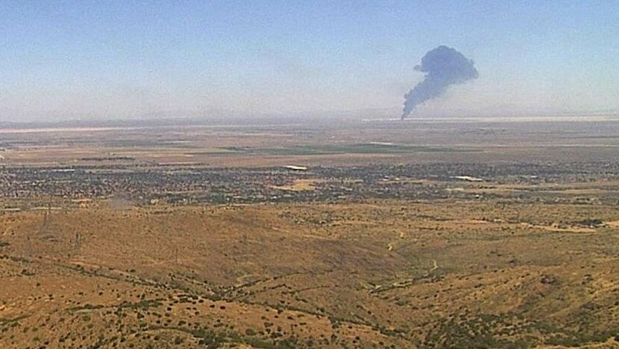 Asap mengepul dari bagian yang menghitam dari Pangkalan Angkatan Udara Edwards setelah jatuhnya pesawat pembom B-52 Angkatan Udara AS di Edwards, California, AS, 15 Juni 2026. (via REUTERS/ABC Affiliate KABC)