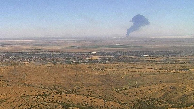 Asap mengepul dari bagian yang menghitam dari Pangkalan Angkatan Udara Edwards setelah jatuhnya pesawat pembom B-52 Angkatan Udara AS di Edwards, California, AS, 15 Juni 2026. (via REUTERS/ABC Affiliate KABC)