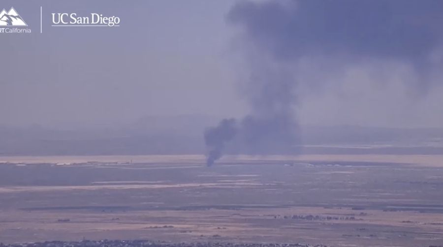 Asap mengepul dari bagian yang menghitam dari Pangkalan Angkatan Udara Edwards setelah jatuhnya pesawat pembom B-52 Angkatan Udara AS di Edwards, California, AS, 15 Juni 2026. (via REUTERS TV)