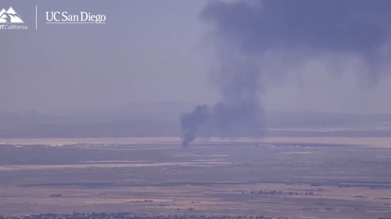 Asap mengepul dari bagian yang menghitam dari Pangkalan Angkatan Udara Edwards setelah jatuhnya pesawat pembom B-52 Angkatan Udara AS di Edwards, California, AS, 15 Juni 2026. (via REUTERS TV)