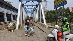 Viral Ojol Bawa Penumpang Lewat Jembatan Rel di Petamburan, Ini Kata Warga